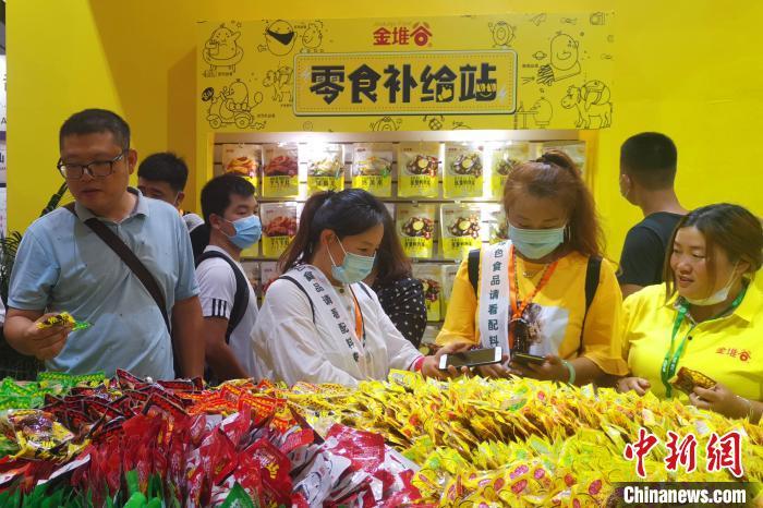 金堆谷展位前，来品尝、咨询的人络绎不绝。 孙虹 摄