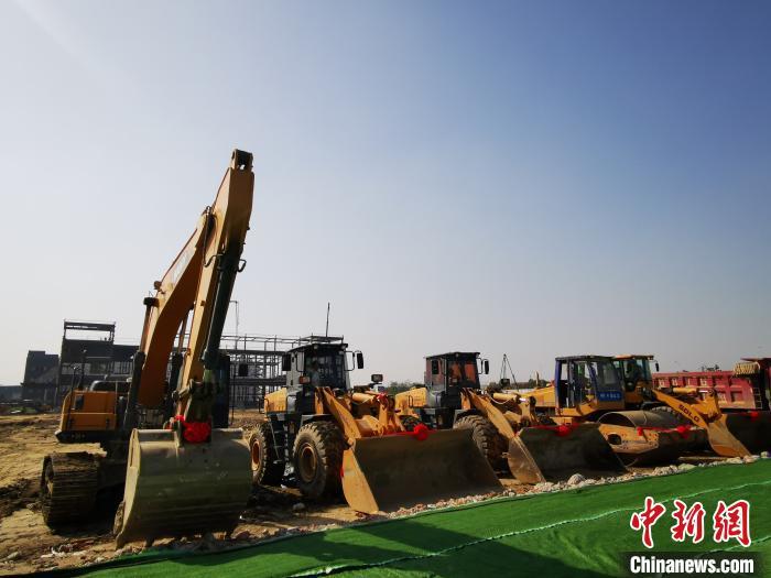 成都市7月现代服务业重大项目集中签约及开工仪式现场。 单鹏 摄