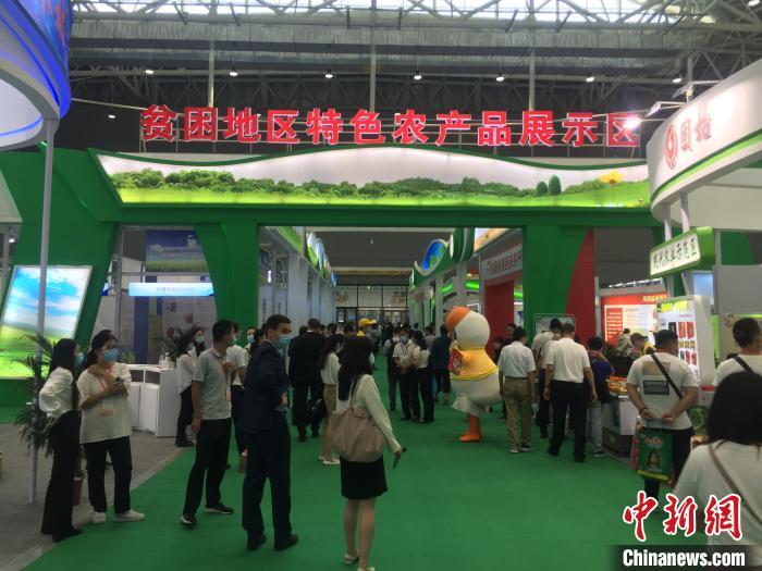 图为贫困地区特色农产品展示区 刘鹏 摄