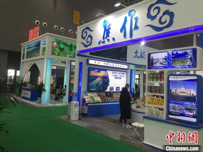 图为各地农产品集中展示区 刘鹏 摄