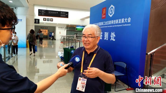 中国工程院院士、清华大学教授郑纬民接受媒体采访。 杨伏山 摄