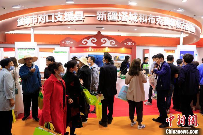盘锦市对口支援县新疆塔城和布克赛尔蒙古自治县的展区。 沈殿成 摄