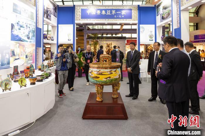 图为景泰蓝作品《盛世宝鼎》在大连首次亮相展出。 苏航 摄